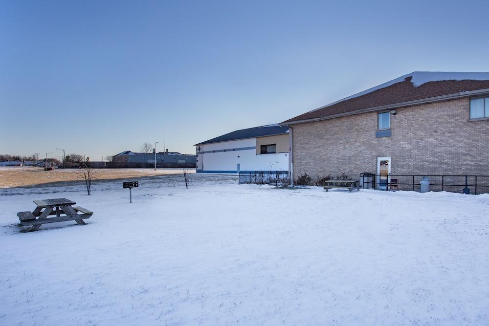 Super 8 By Wyndham Kokomo Exterior photo