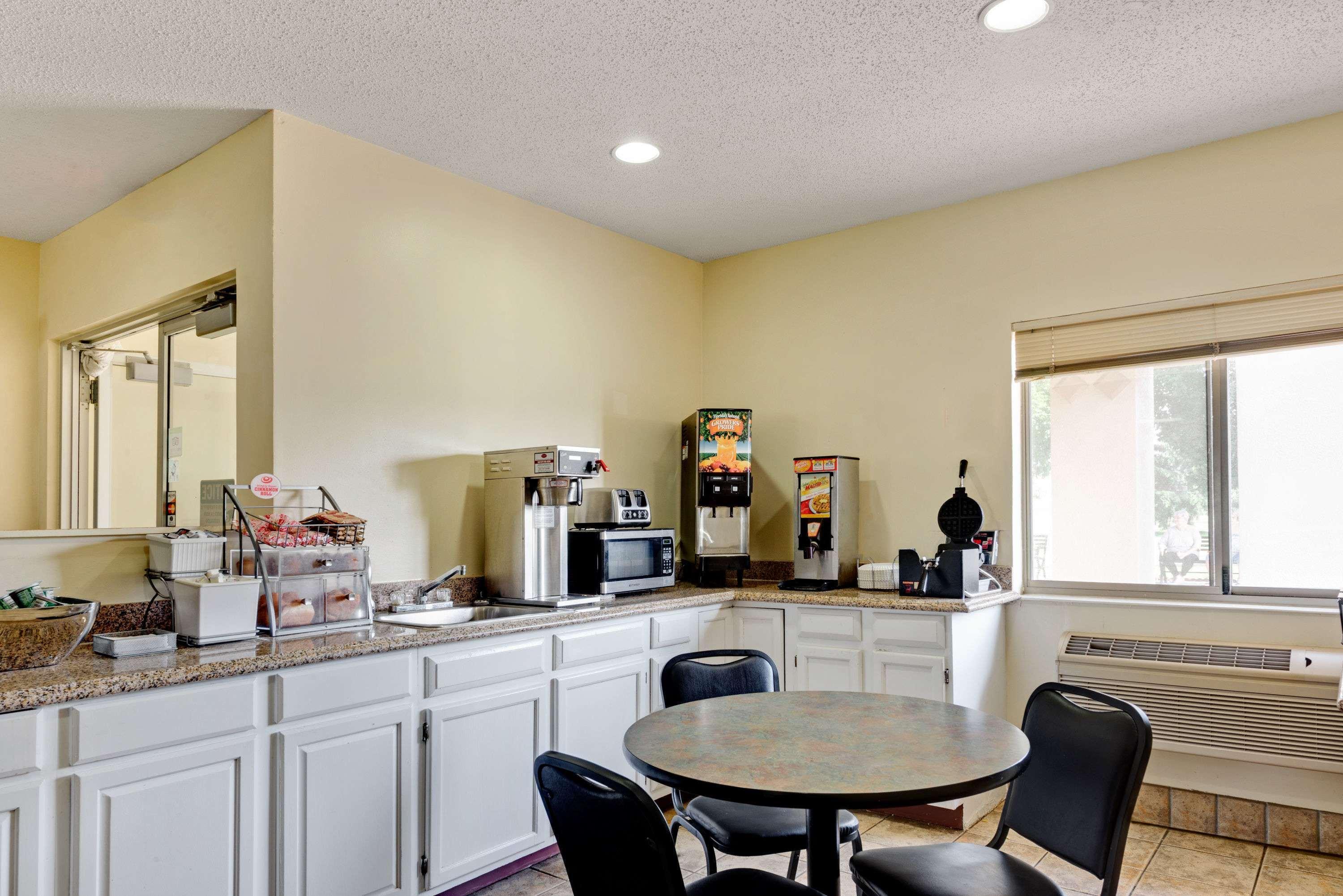 Super 8 By Wyndham Kokomo Exterior photo
