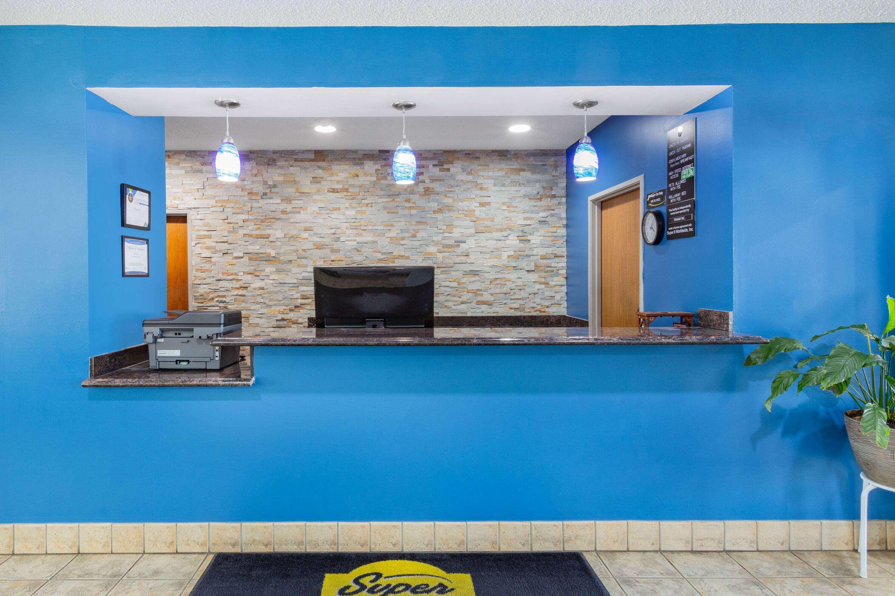 Super 8 By Wyndham Kokomo Exterior photo