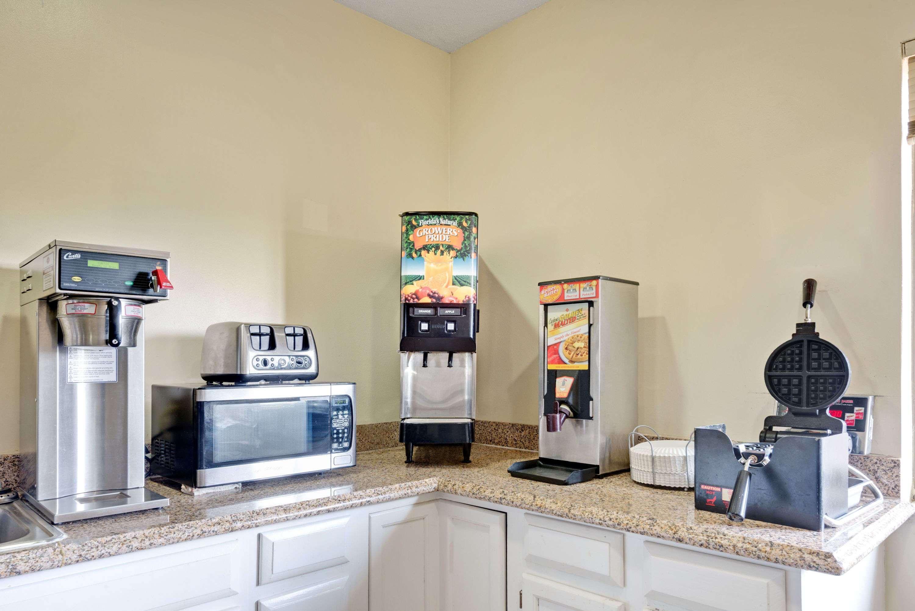 Super 8 By Wyndham Kokomo Exterior photo
