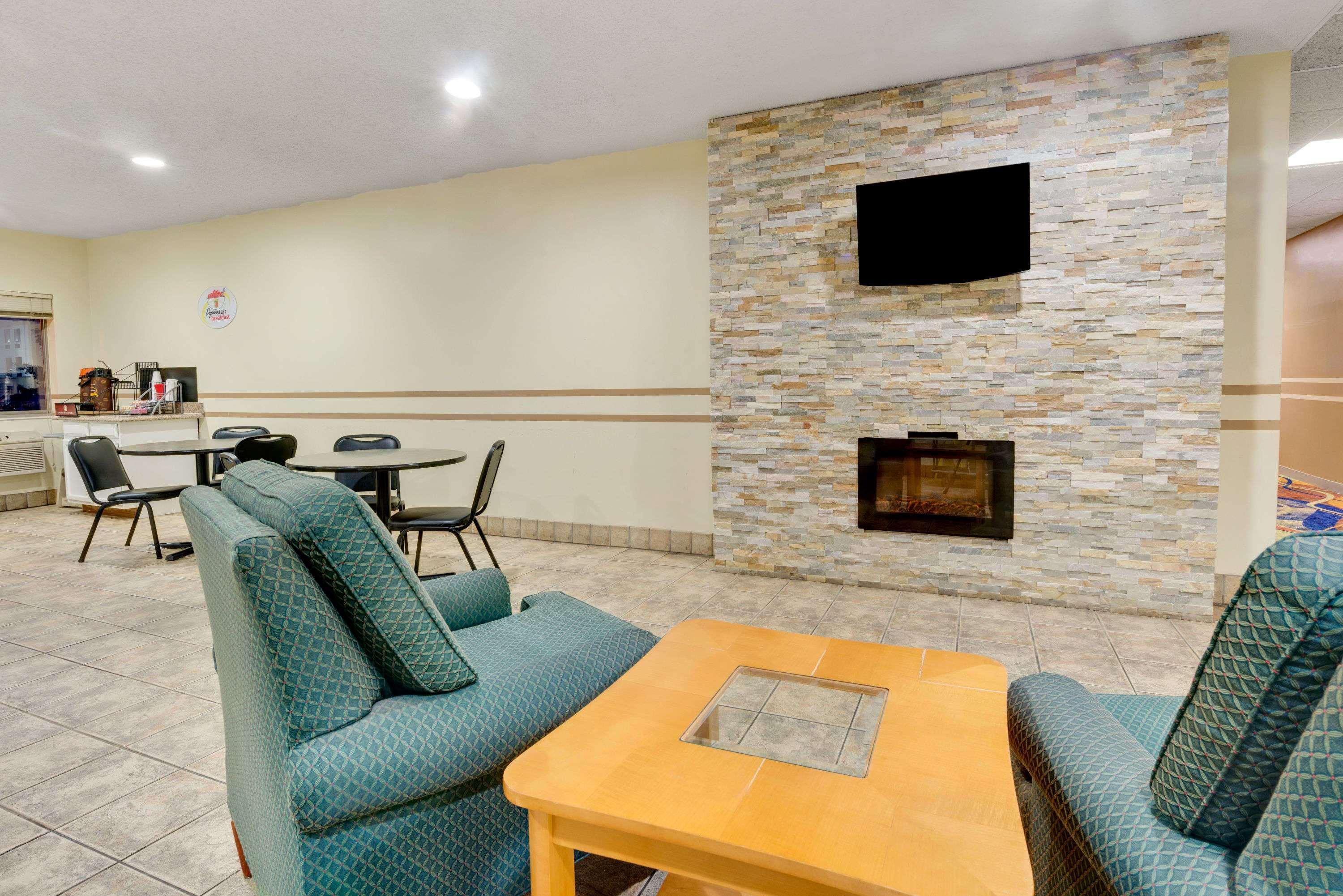 Super 8 By Wyndham Kokomo Exterior photo