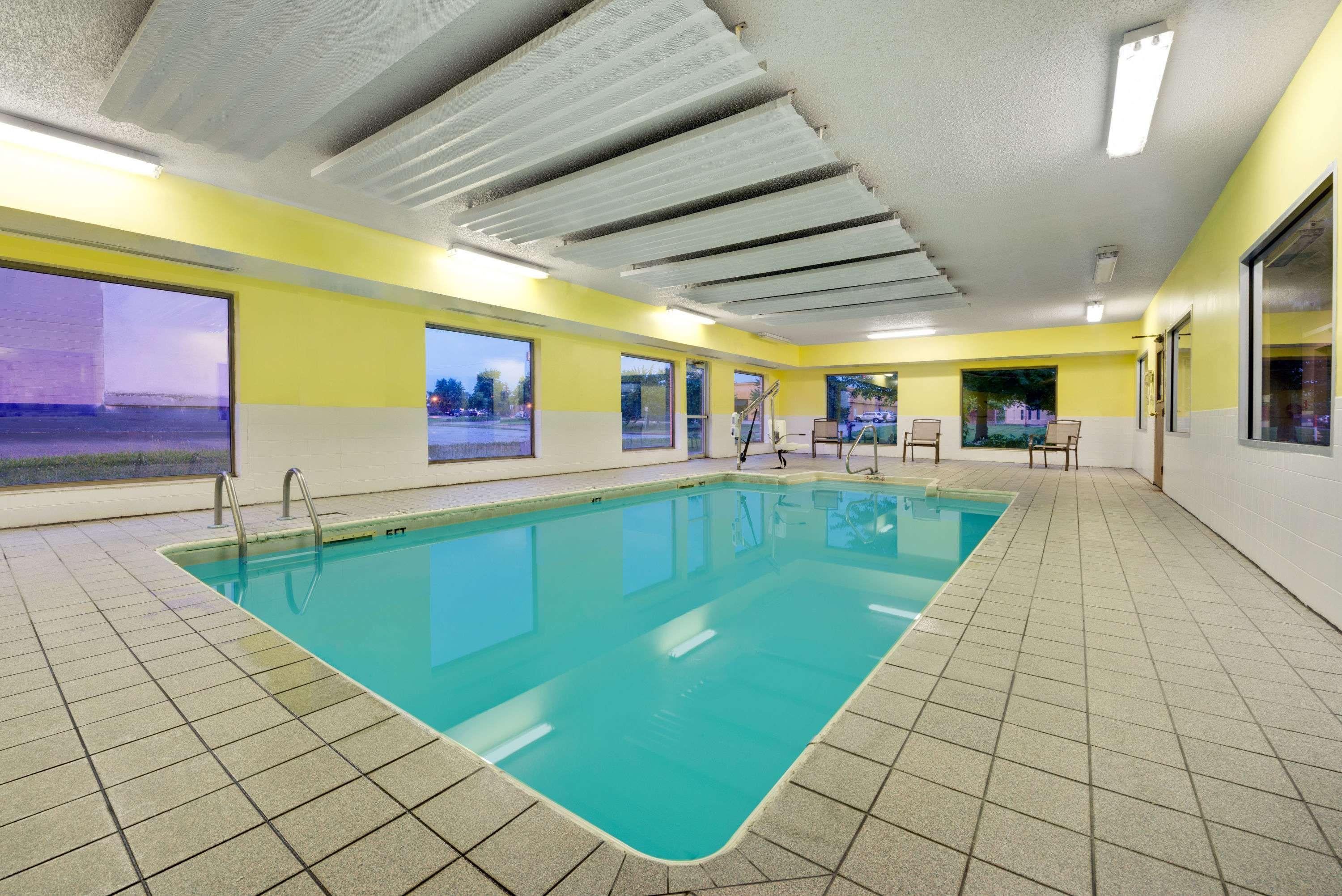 Super 8 By Wyndham Kokomo Exterior photo