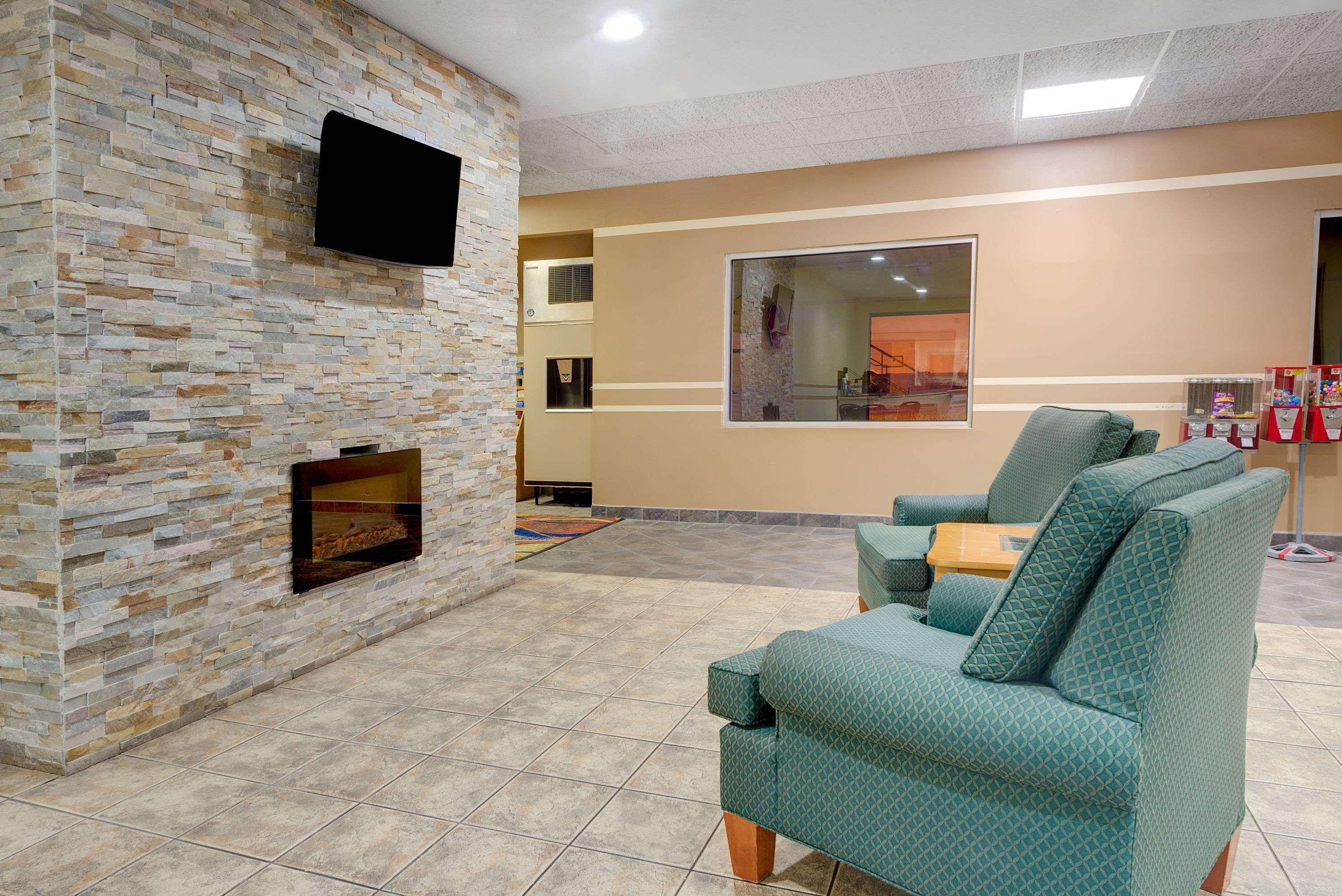 Super 8 By Wyndham Kokomo Exterior photo