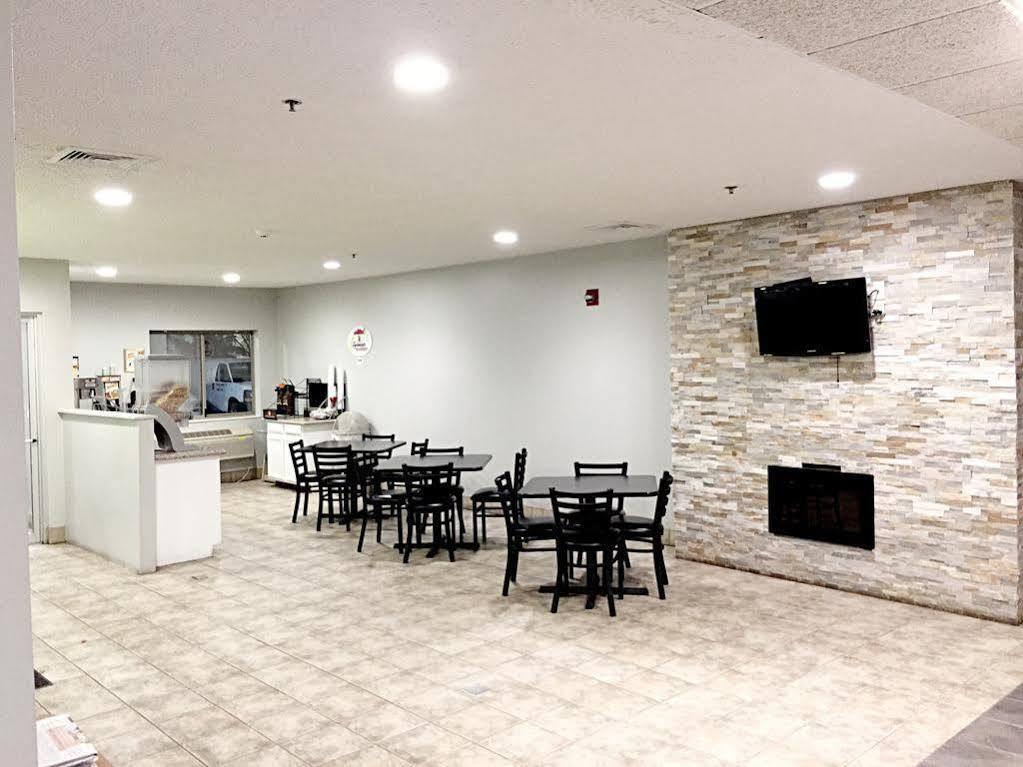 Super 8 By Wyndham Kokomo Exterior photo